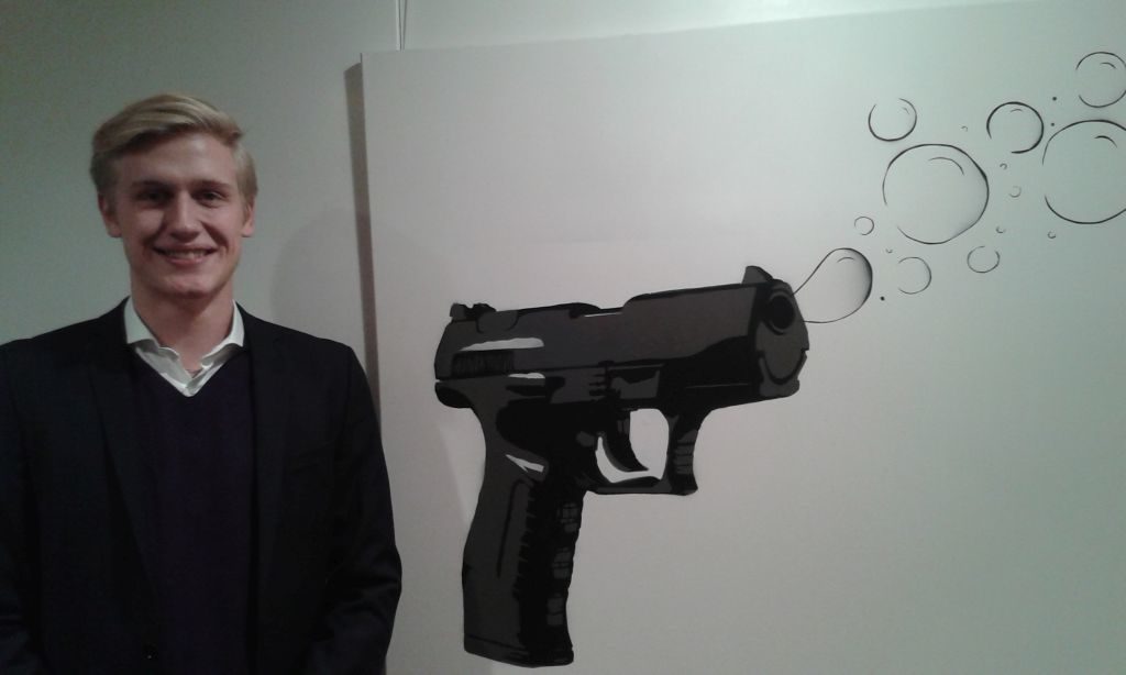 Fritz Buziek mit seinem Werk "Remington" - von Kunstlehrer Michael Petters ermuntert