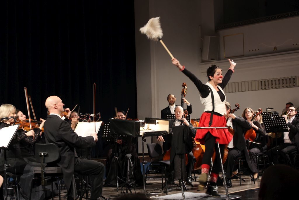 Auftakt zum Jubiläumsjahr -  Clownin Catronella dirigiert mit dem Staubwedel