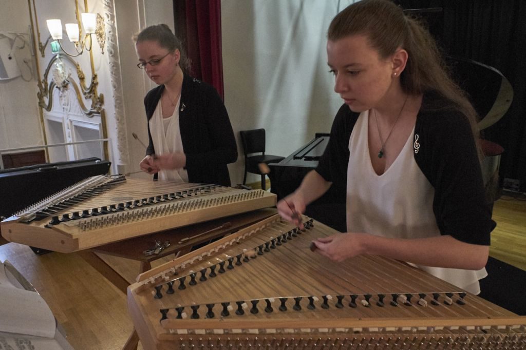 Viktoria und Johanna Kainz am Hackbrett