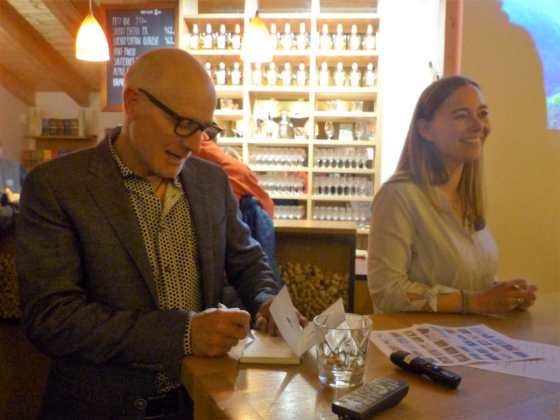 Birgit Lutz und Thomas Ulrich beim Signieren: Schwarzes Wasser. Foto Hannah Miska