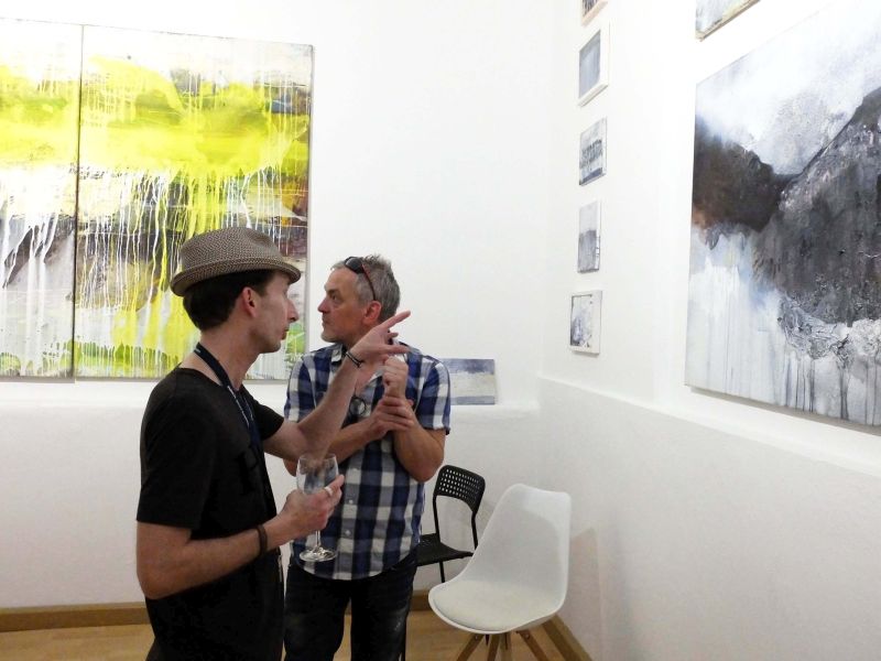 Künstlergespräch während der Vernissage in der Bildpark Gallery München bei Galeristin Gabi Papst: Jürgen Welker mit Michael Boehnke