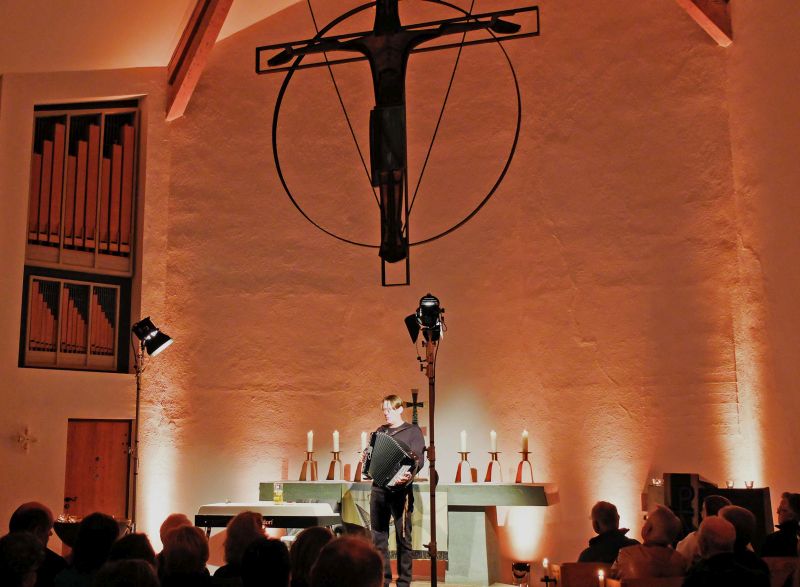 Andreas Rebers alias Reverend Rebers mit seinem Programm „Amen“: Foto: Ines Wagner