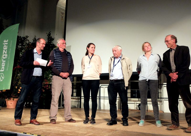 Michael Pause (Leiter des Bergfilm-Festivals) begrüßt die Jury: Benedikt Kuby, Mojca Volkar Trobevšek, Martin Kaufmann, Julia Brunner, Helmut Scheben (v.l.)
