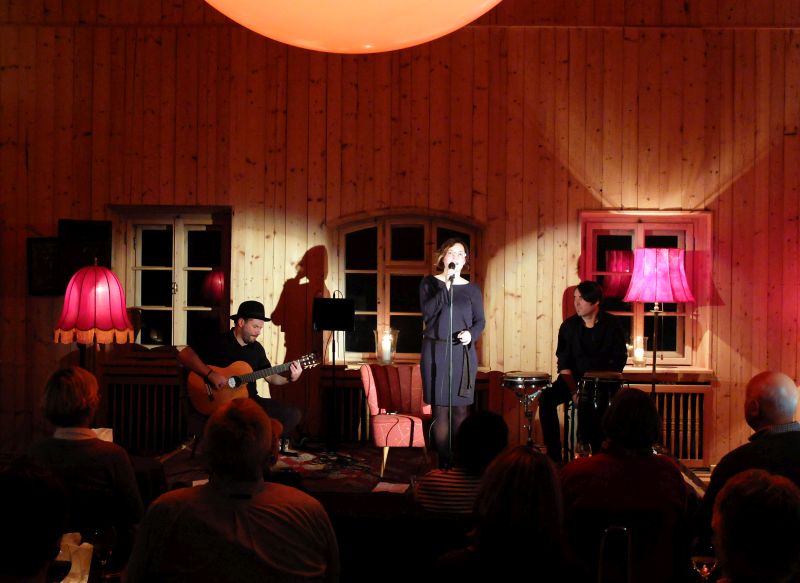 Das Publikum lauscht gebannt der Stimme von Jazzsängerin Kerstin Dietrich von Caedée am Tannerhof auf der Alten Tenn 