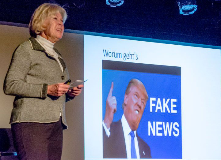 Monika Ziegler startet den Abend mit der Folie: Worum geht´s: Fake News - mit dem Bild von Donald Trump