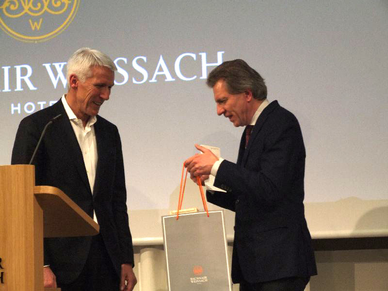 Korbinian Kohler (rechts im Bild) dankt dem Referenten Ralf Wintergerst
