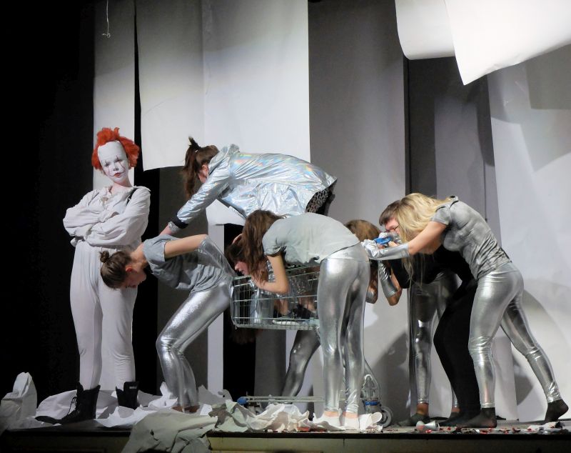 Mephistopheles als Clown und die Hexen im Spacelook – „Die Anderen“ des Gymnasiums Tegernsee auf der Ludwig-Thoma-Bühne Tegernsee