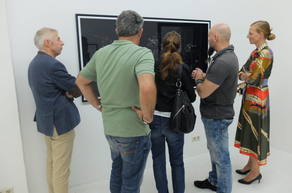 Chris Tille mit Besuchern vor seinem Bild 2297 in der Gallery Smudajeschek in München