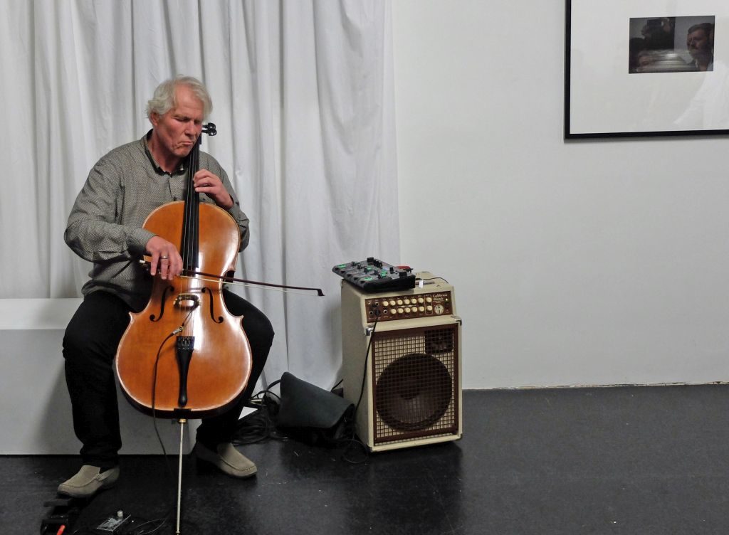 Cellist Jost Heckers eindrucksvolle Improvisationen über Sounddateien von Planetenklängen
