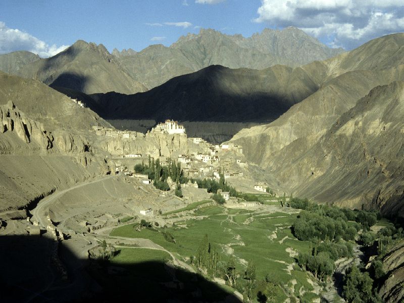 Malerische Lage von Ladakh Foto: Bruno Baumann
