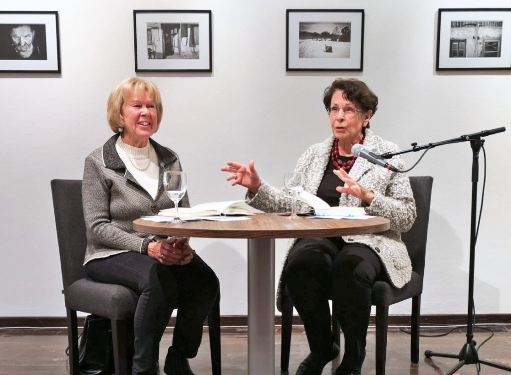 Monika Ziegler (KulturVision) und Helma Sick sorgen für geballten Frauenpower in Miesbach