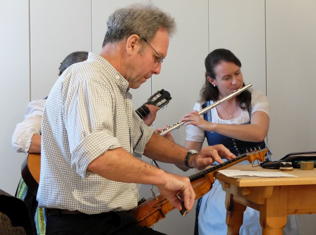 Sepp Wackersberger spielt die seltene Tischgeige