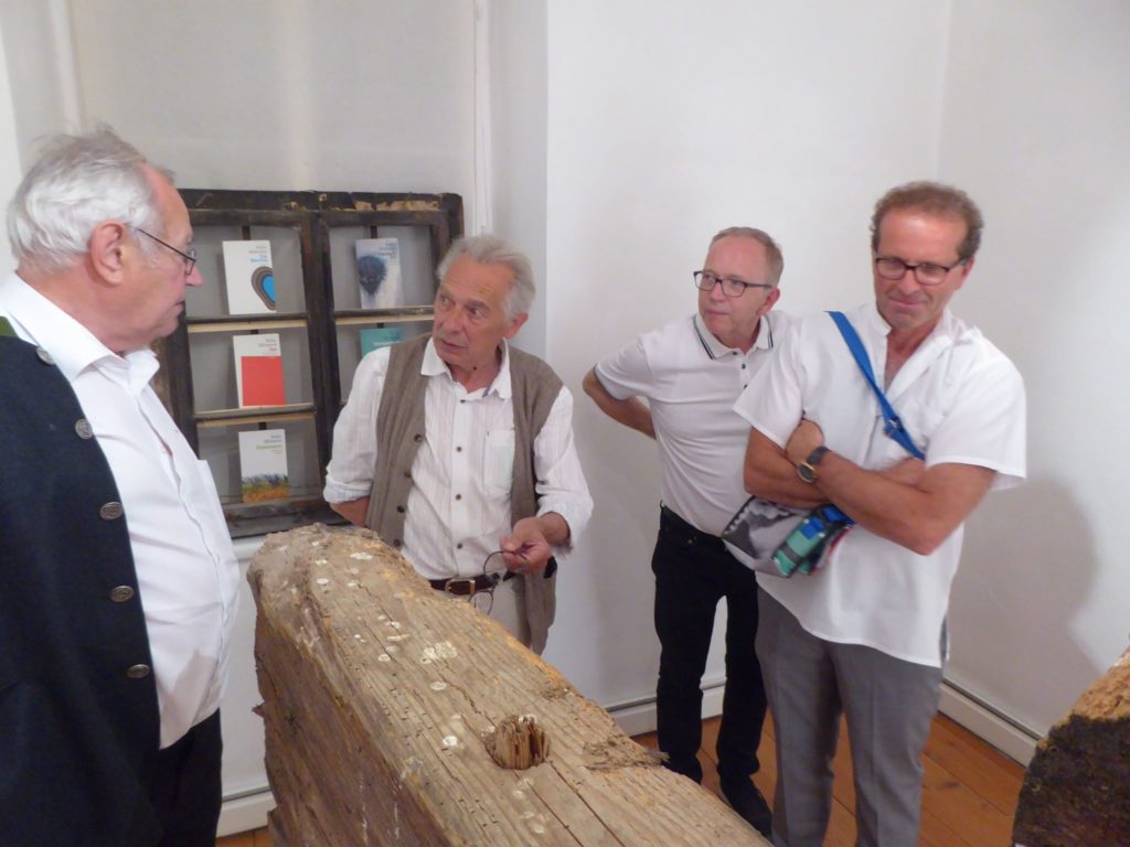 Felix Mitterer bei der Eröffnung der Ausstellung in Achenkirch