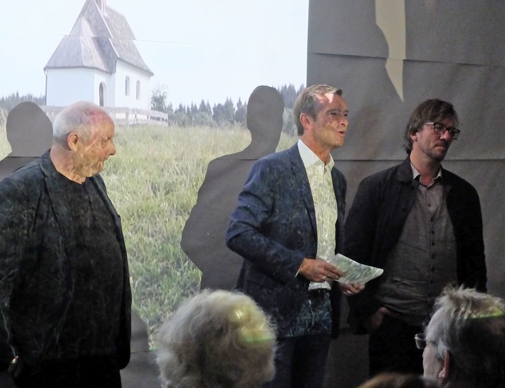 Bürgermeister Jens Zangenfeind eröffet die Installation "Gedinge gemeinsam mit den beiden Künstlern Joss Bachhofer und Jochen Strodthoff