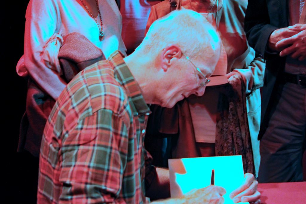 Andreas Föhr signiert sein neu erschienenes Buch „Tote Hand“. Foto: Karin Sommer