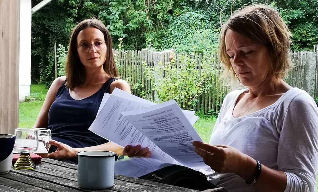 Helga Meditz und Karin Mairitsch im Schreibseminar im Waldviertel bei Thomas Sautner