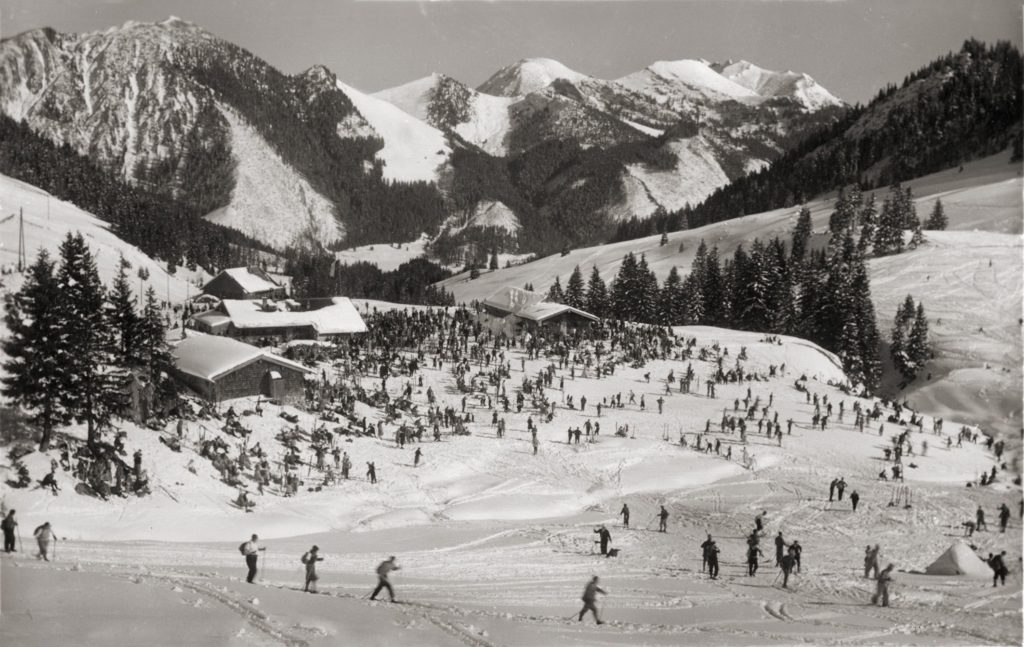Bereits in den 1930e rn herrschte ein reges Treiben an der Unteren Firstalm. Die Erfolgsgeschichte des Wintersports begann Ende des 19. Jahrhunderts. August Finsterlin brachte 1888 die ersten Skier aus Finnland zum Schliersee. Skifahren entwickelte sich zum Volkssport, und so kamen bereits 1907 über 2.000 Skisportler mit der Bahn nach Schliersee.