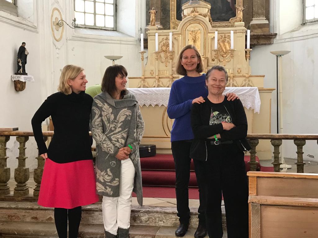 Die Mitglieder der Schreibwerkstatt lasen in der kleinen Kapelle anläßlich der Valleyer Kulturtage 2019: Ines Wagner, Claudia Kreuzer, Karin Sommer, Nani Mahlo (v.l.)