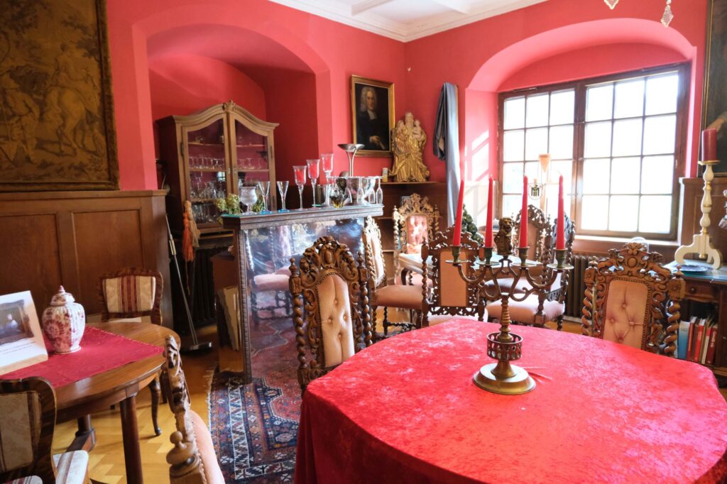 Der Rote Salon in der "Villa Bruneck" erinnert an die Gräfin von Schlippenbach