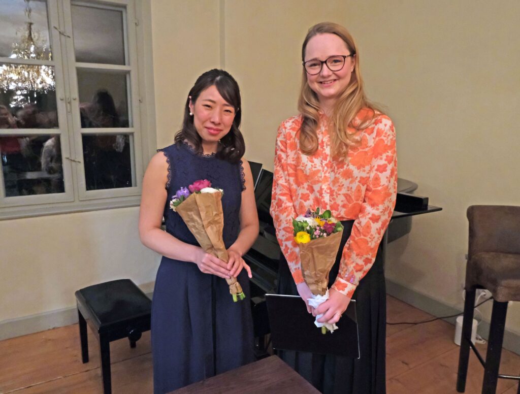 Sopranistin Henrike Legner, begleitet von Pianistin Hiroko Utsumi bei der Griechenlandkrimi Lesung
