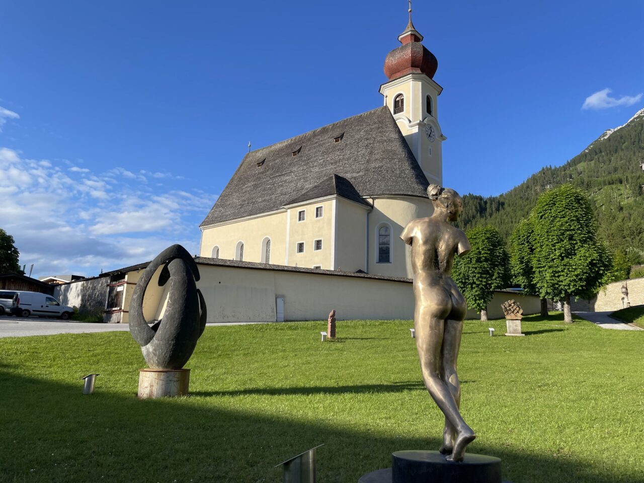 Vorm Alten Widum: Skulpturenpark auf der Wiese