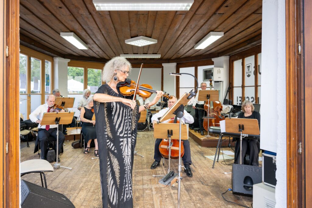 Konzertmeisterin Sventha Danneberg spielt Stehgeige - und leitet damit das Ensemble - ganz in der Tradition eines Johannes Strauß